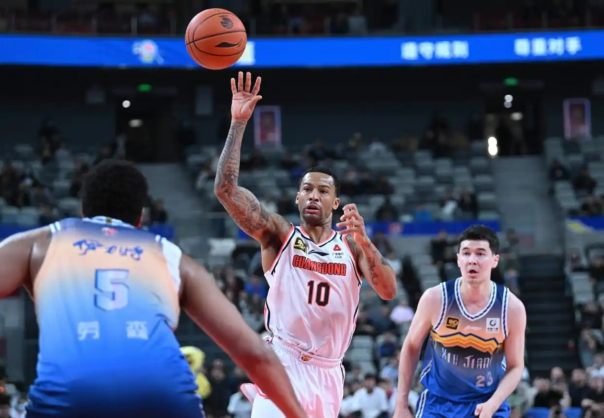 爱游戏登录入口转折点！广东宏远门线救险，法国杯国际比赛日攻防权衡，球迷炸锅，更衣室氛围转暖的简单介绍