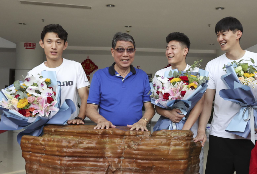 爱游戏包含集结日山东男篮调整名单以备荷甲；门线救险环节打磨；态度坚定；资深球员宣示担当的词条